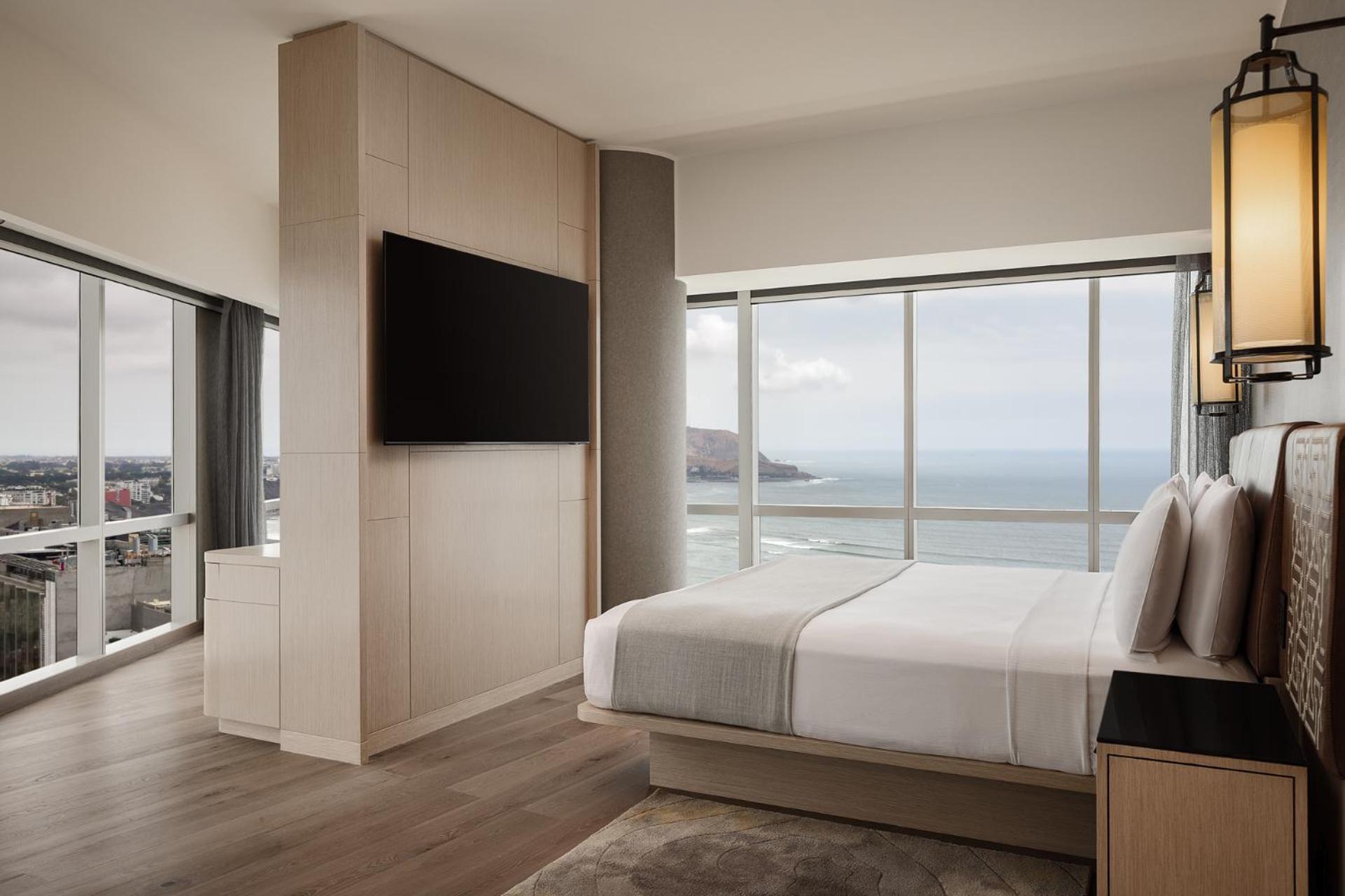 Master King Suite Concierge Lounge Access