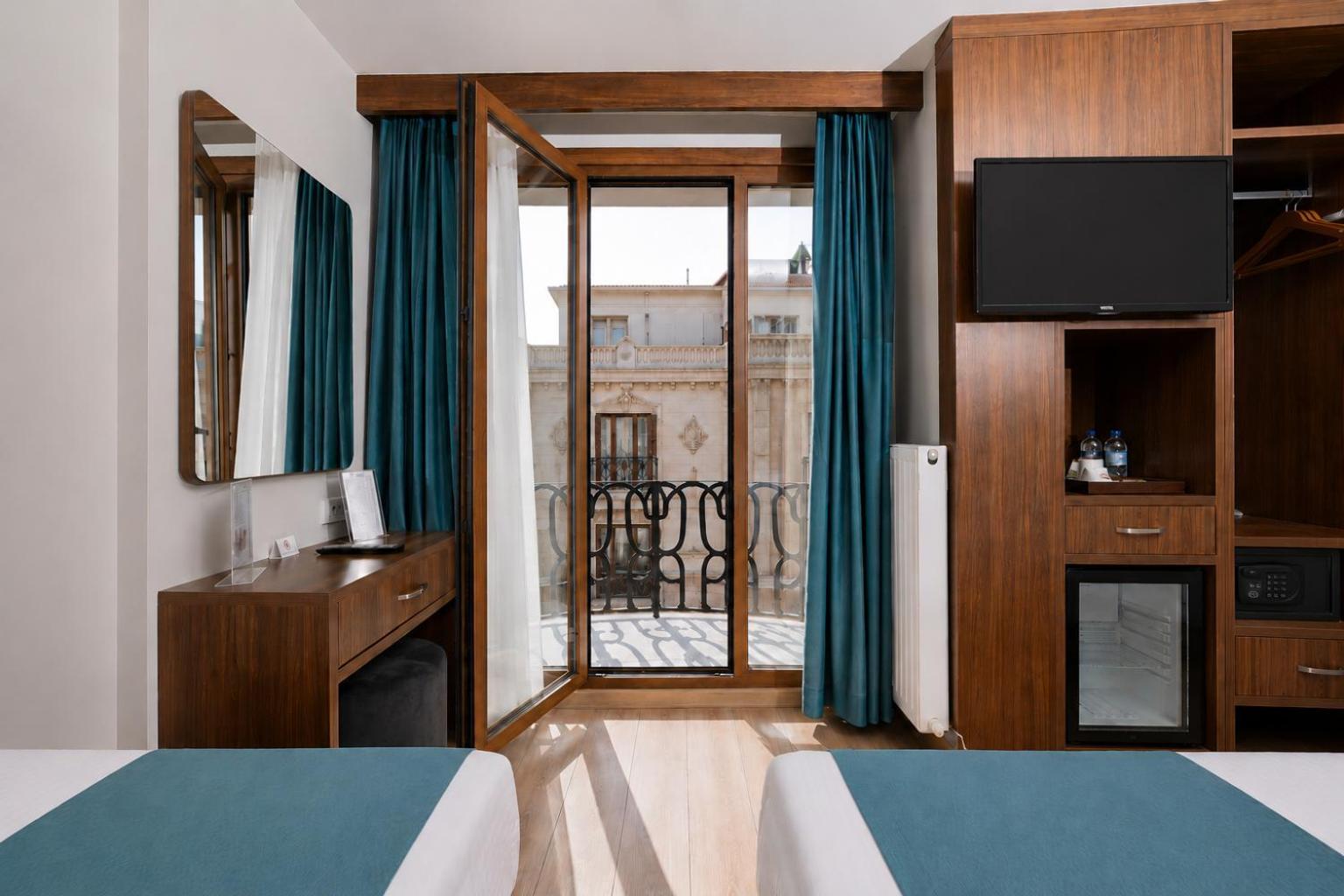 Deluxe Triple Room Balcony