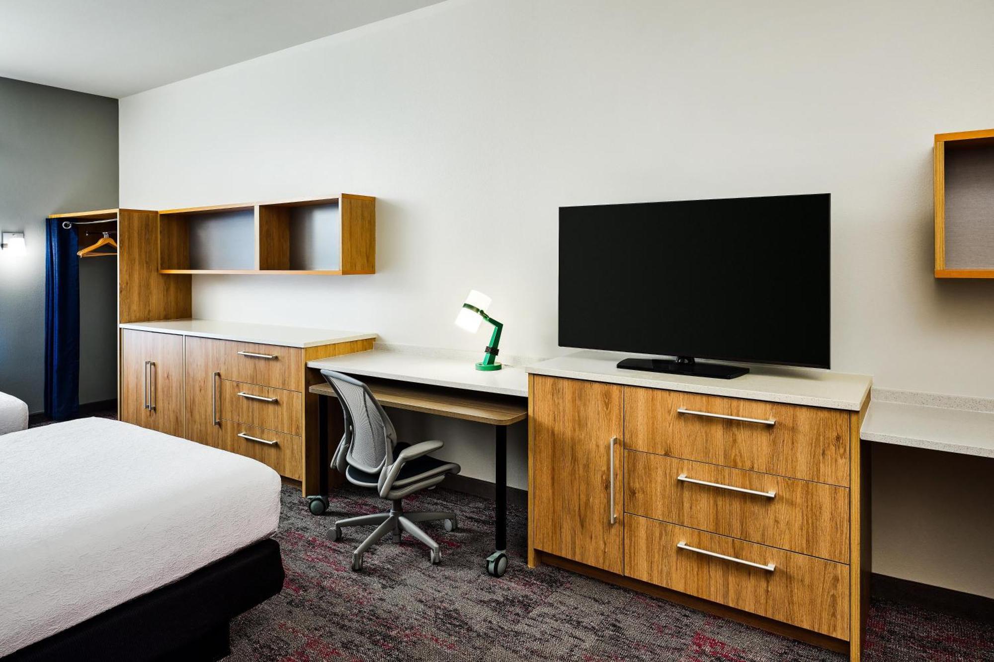 Queen Studio with Two Queen Beds - Non-Smoking