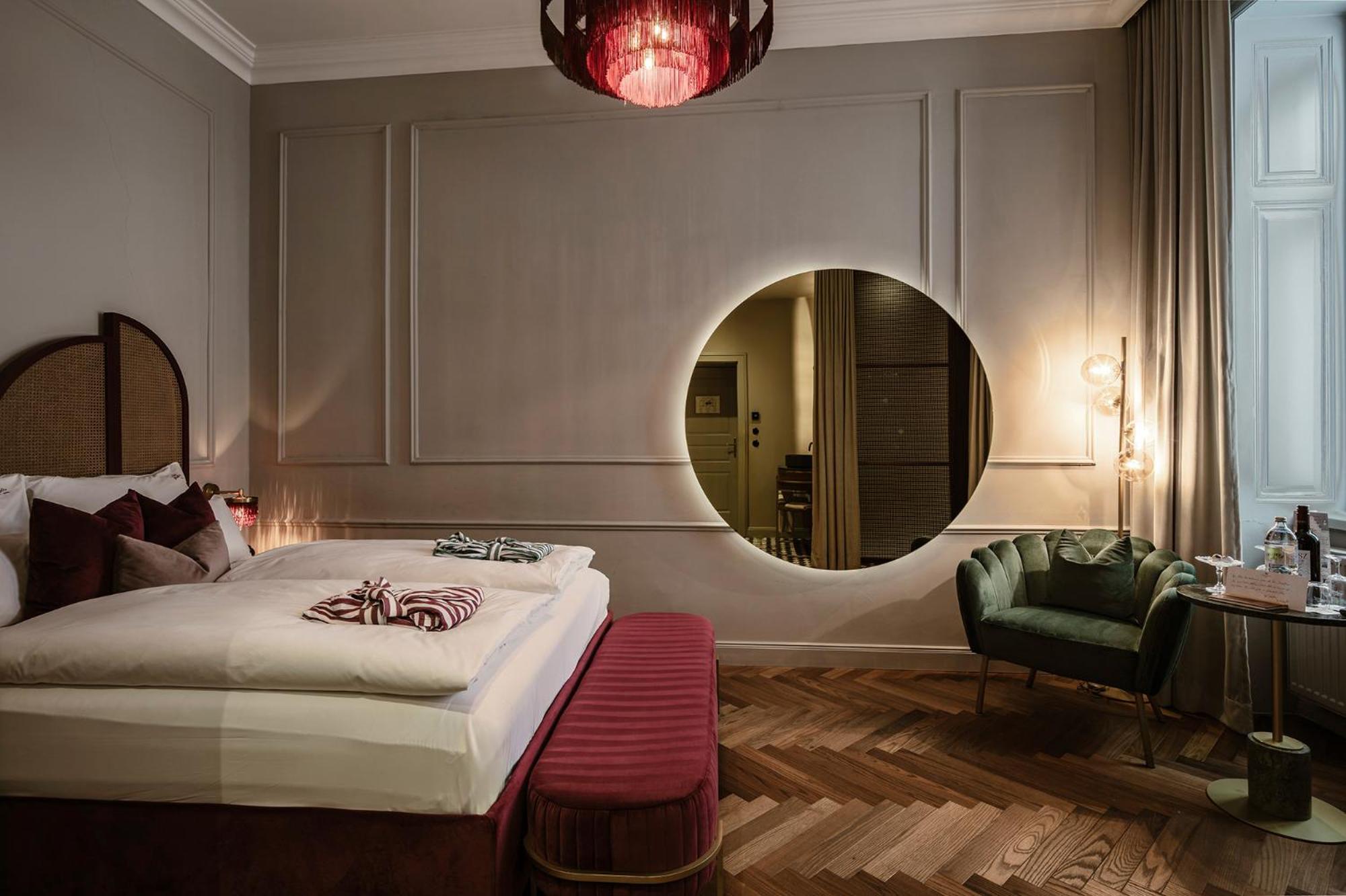 Doppelzimmer – Josefine Sur Cour