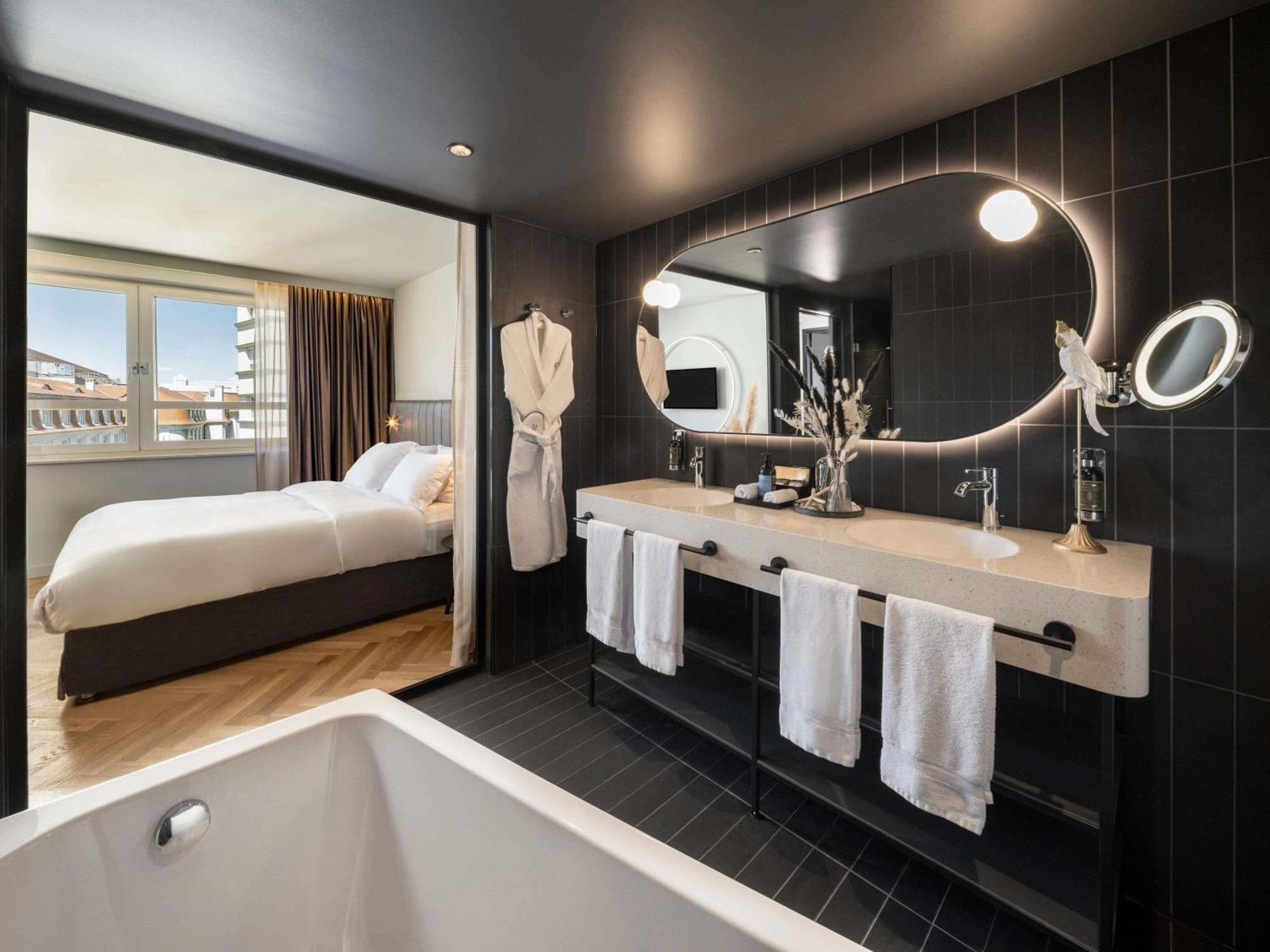 Maestro Suite King Bed