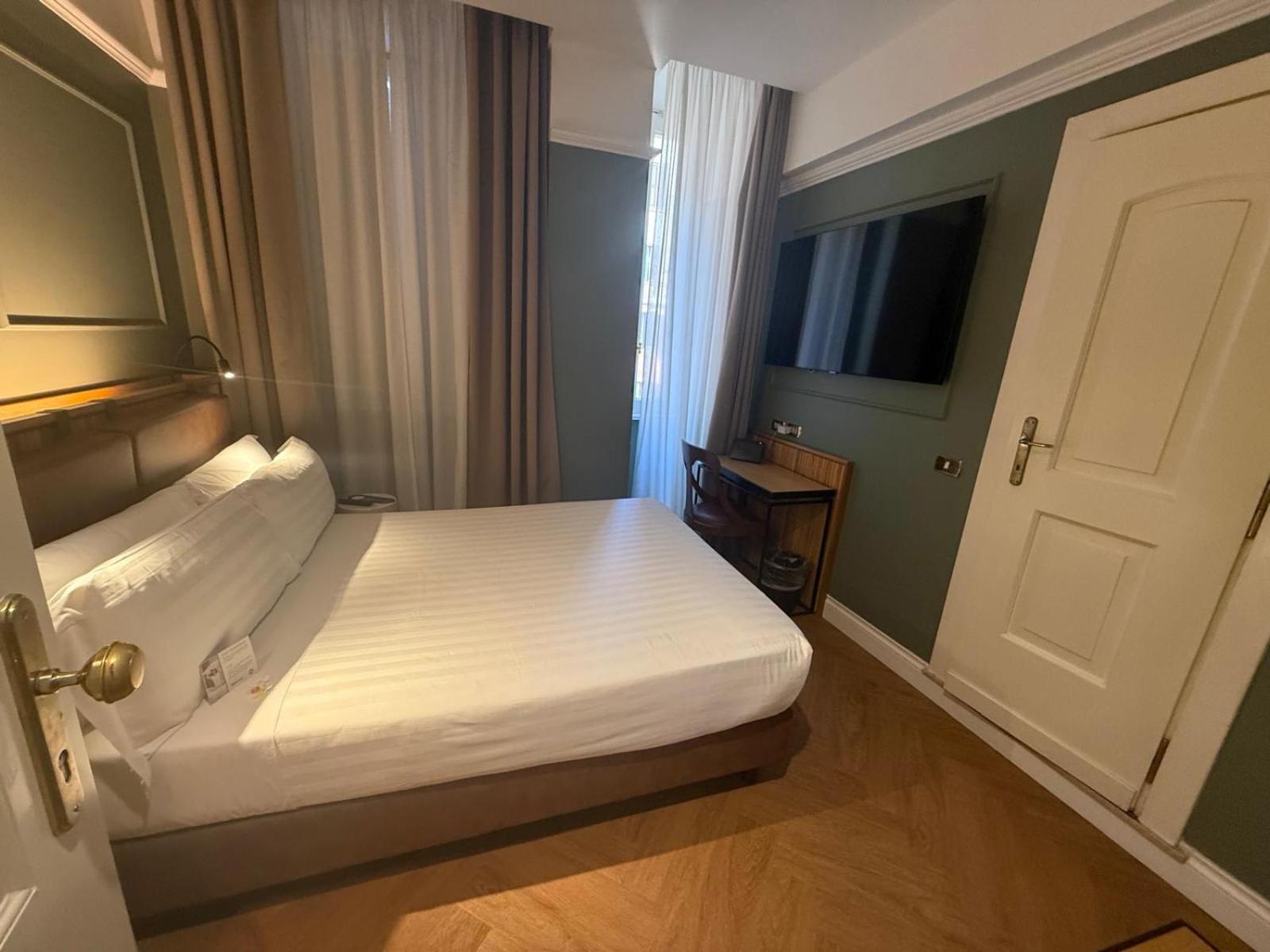 Small Double Room French Bed