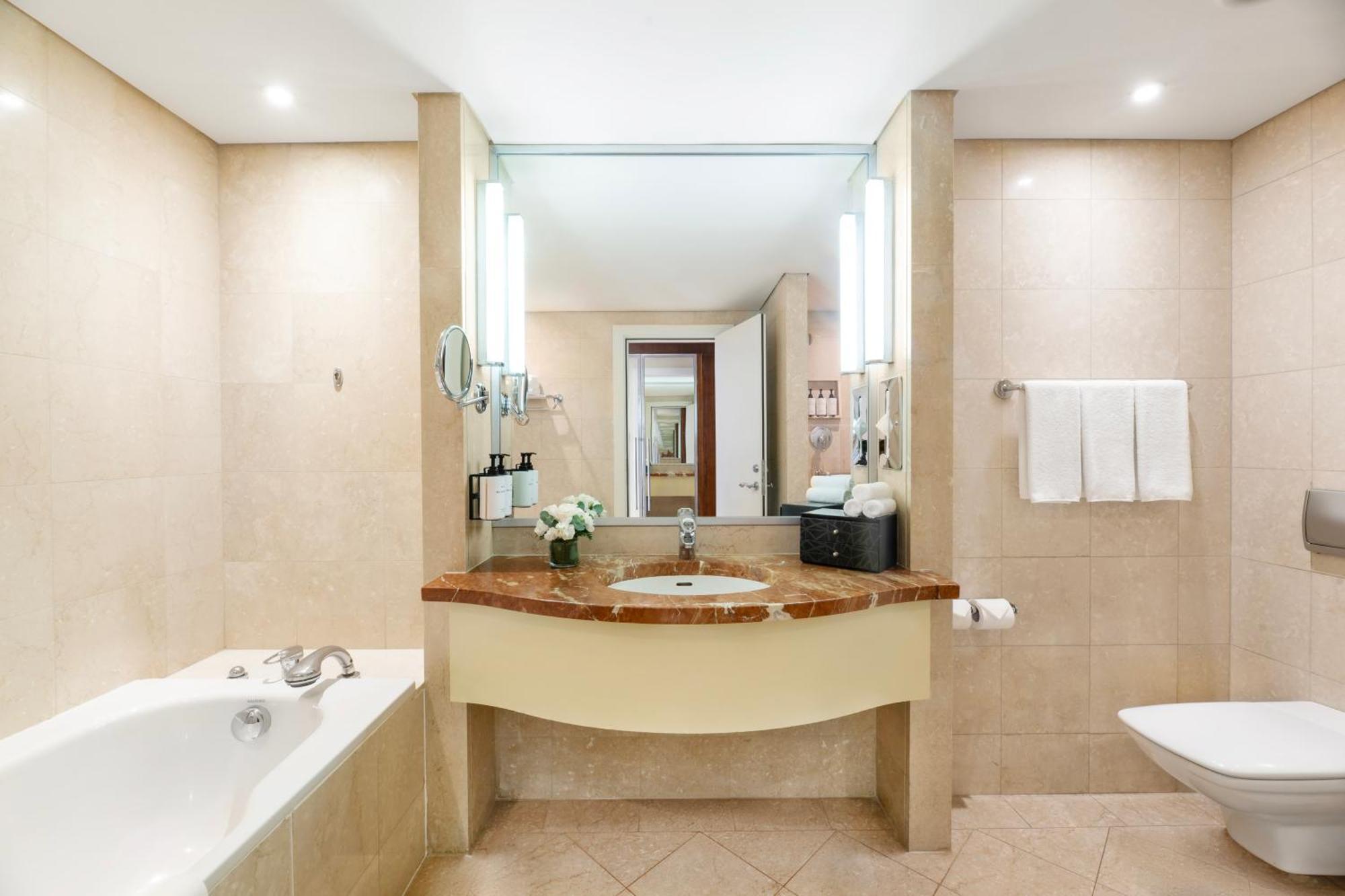 Diplomatic King Suite