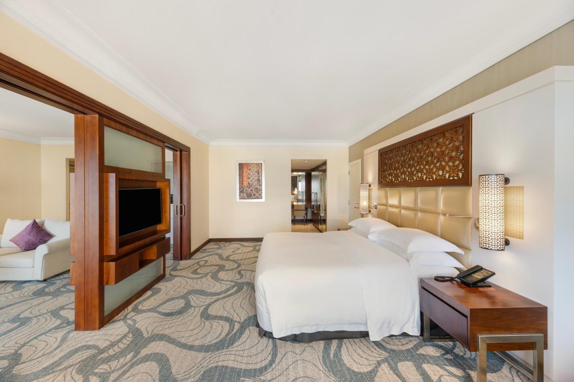 Diplomatic King Suite