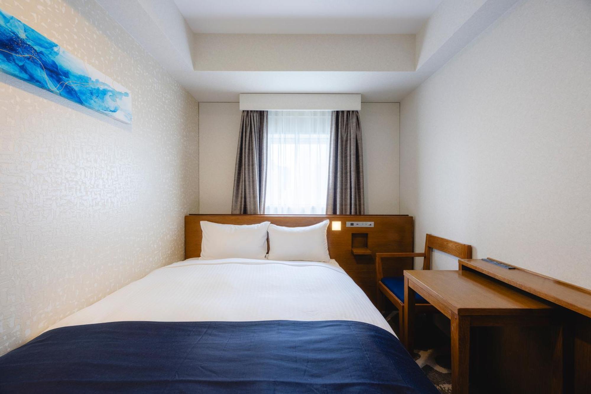 Economy Double-Non smoking Renewal Floor Lounge Access