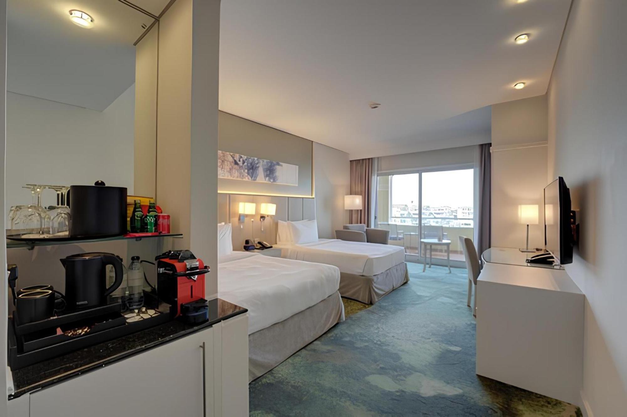 Lake View Balcony Premium Twin Room Shuttle Service to JBR Beach Access to The Market Mall