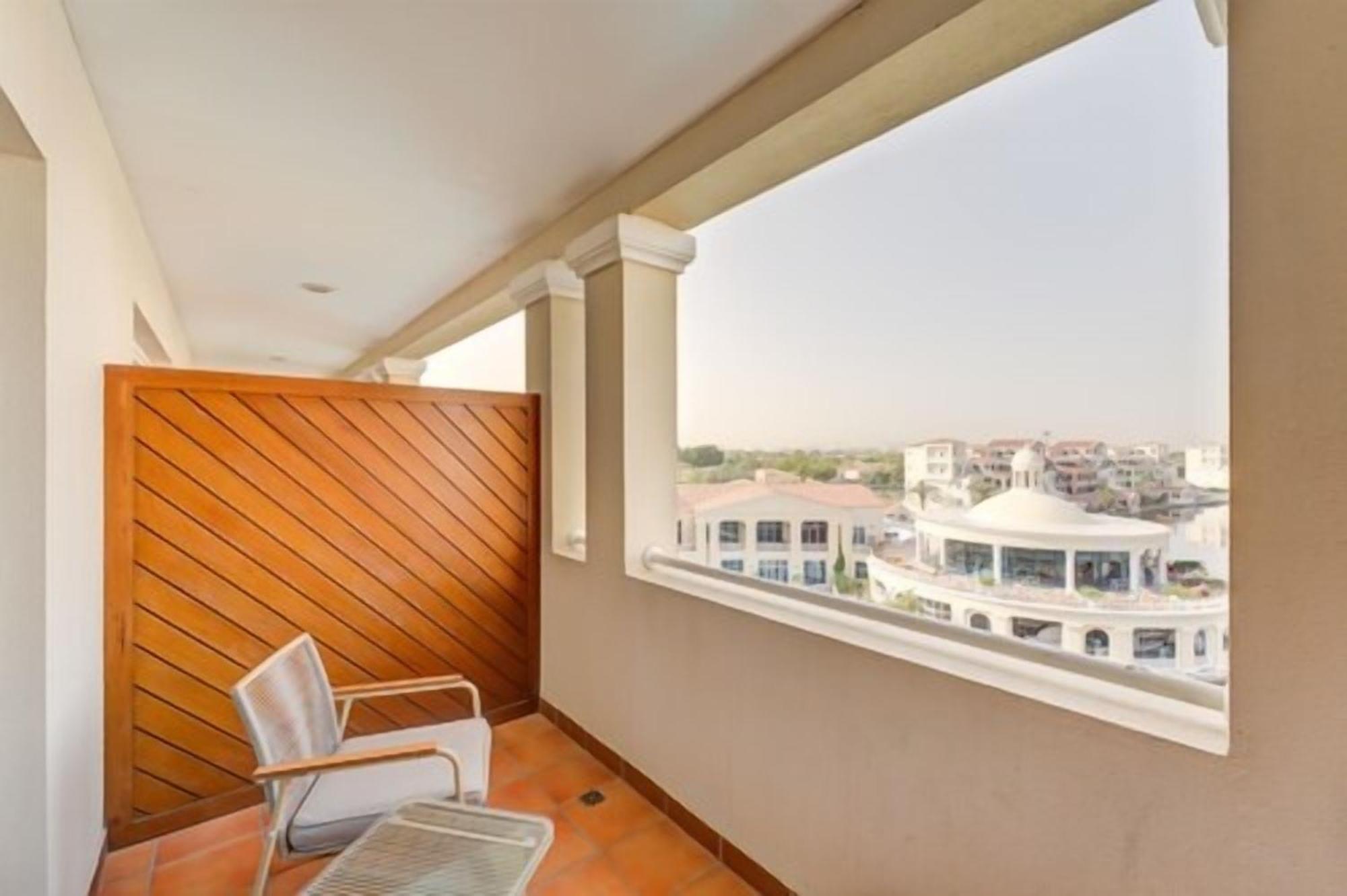 Lake View Balcony Premium Twin Room Shuttle Service to JBR Beach Access to The Market Mall