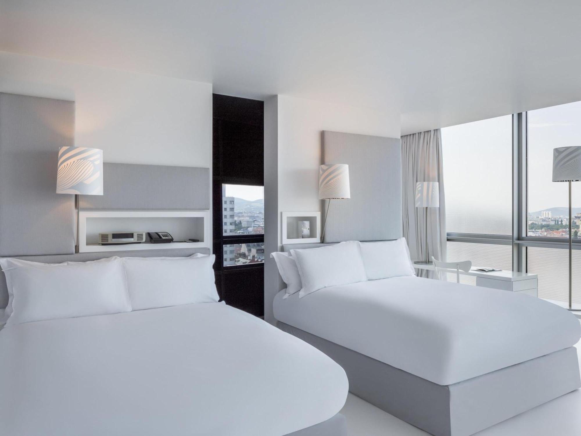 Corner Queen Room Two Queen Beds Ferris Wheel View