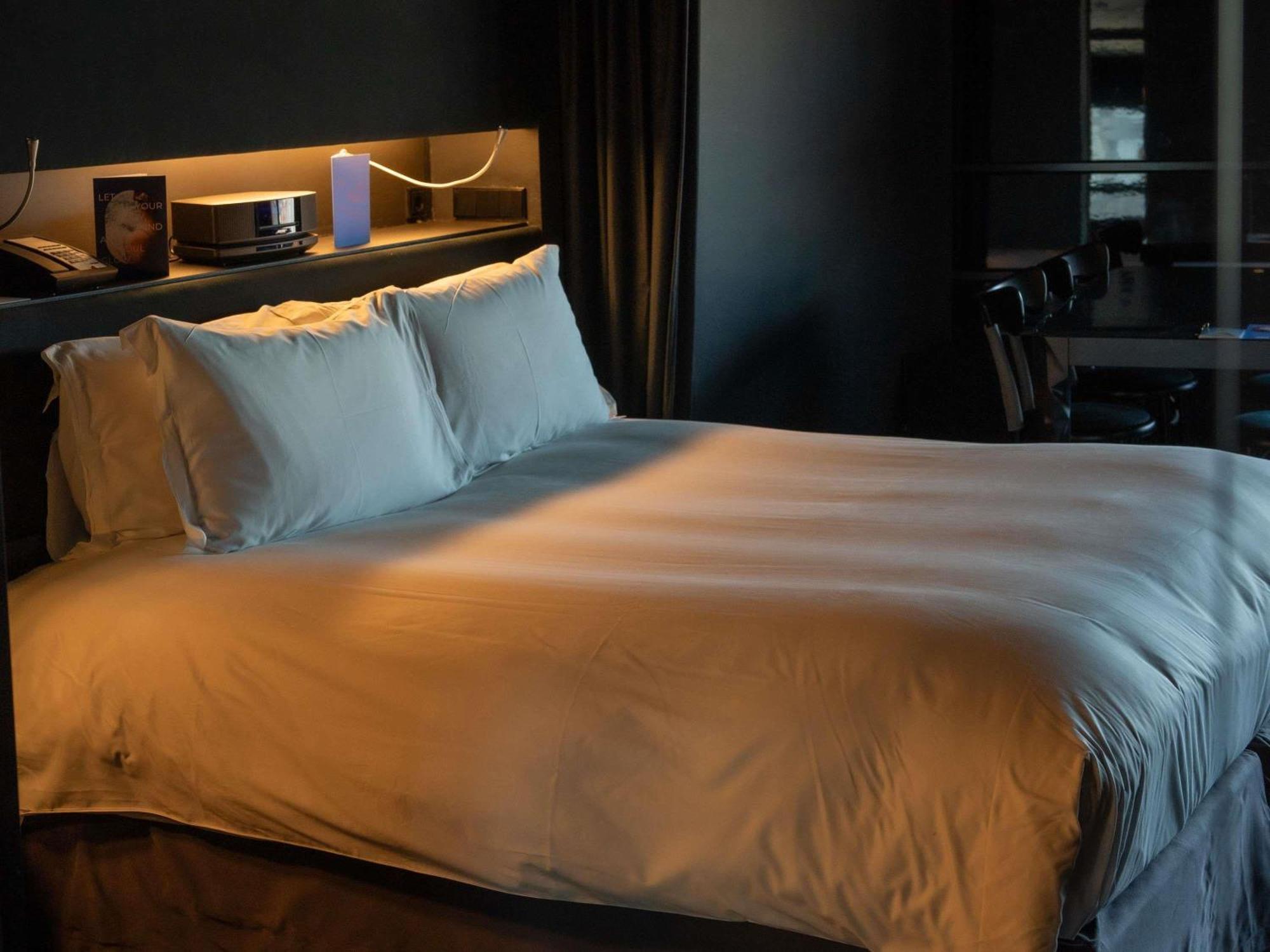 Black Deluxe King Suite Danube Canal View