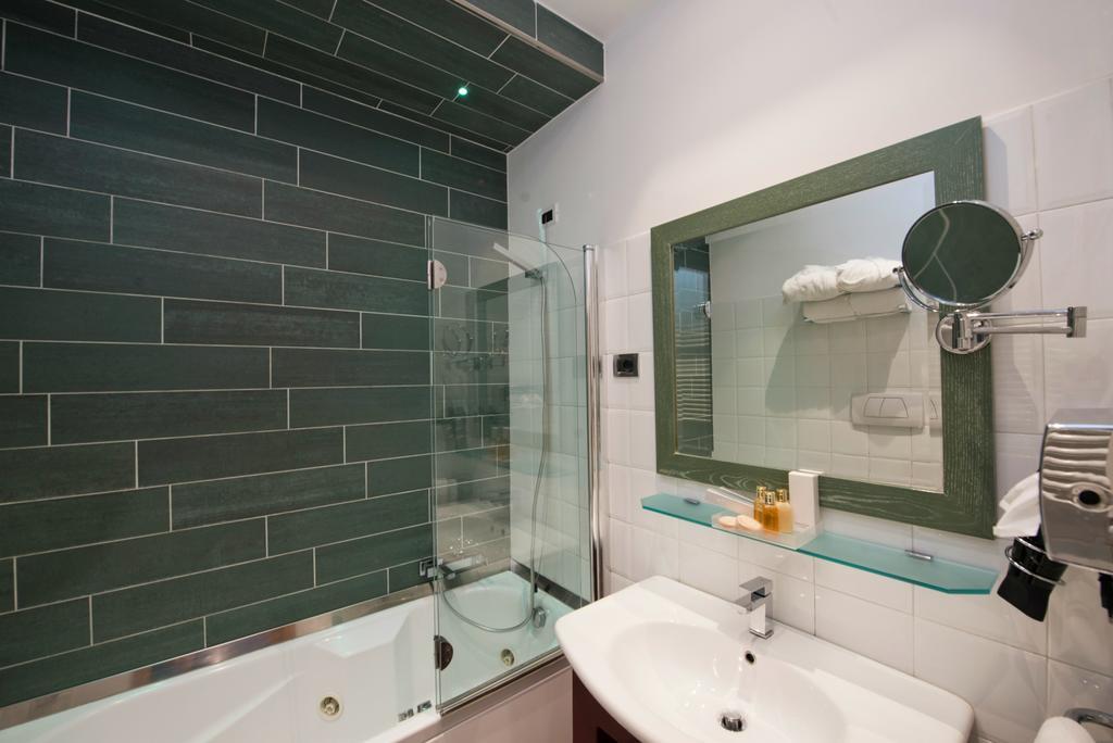 Deluxe Double or Twin Room Spa Bath