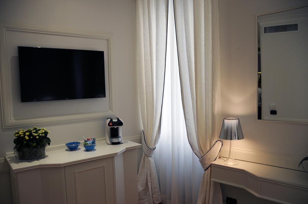 Suite white