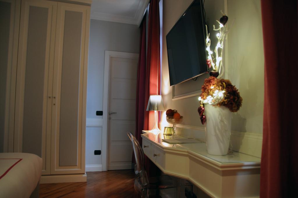 Red Junior Suite