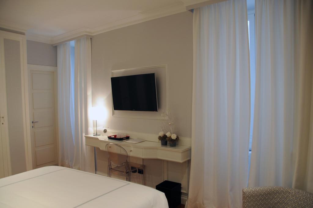 White Junior Suite