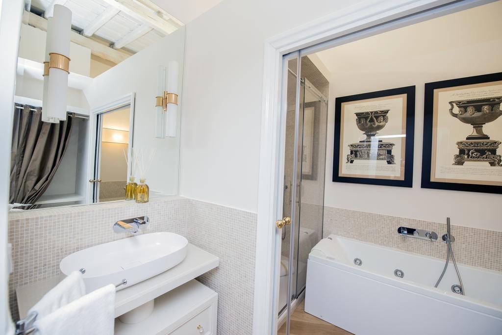 Deluxe Double Room Bath
