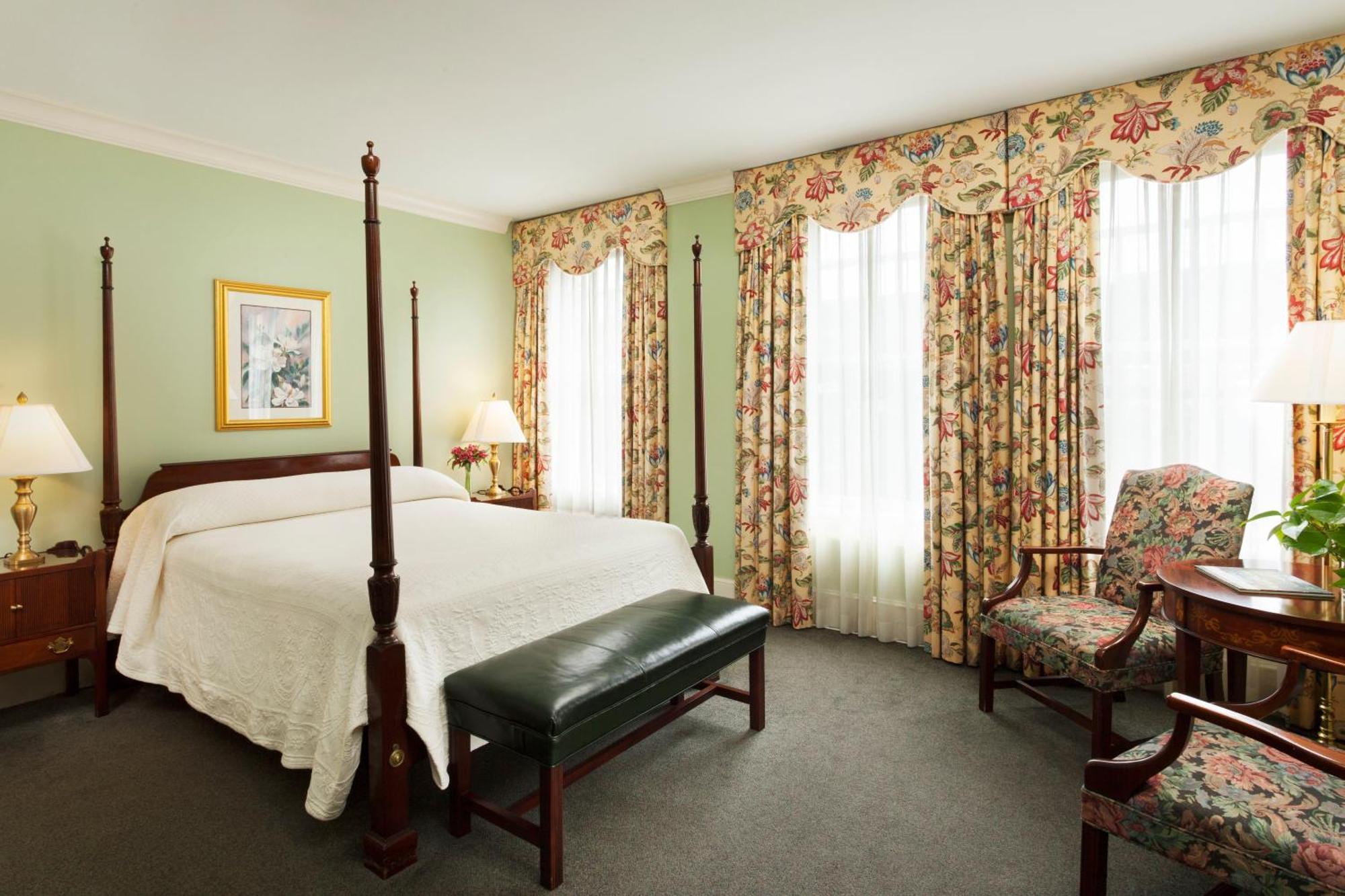 Deluxe Queen Room