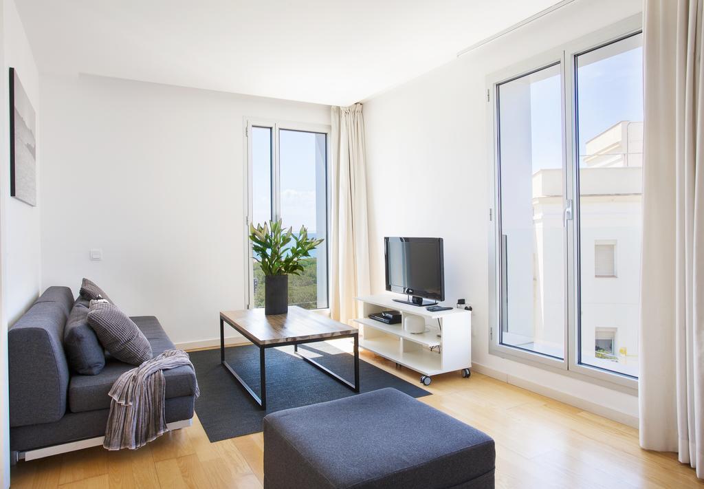 One-Bedroom Apartment with Sea View