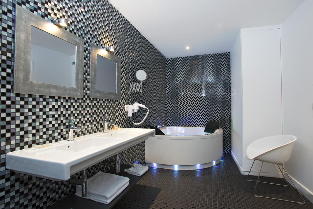 Deluxe Suite with Spa Bath