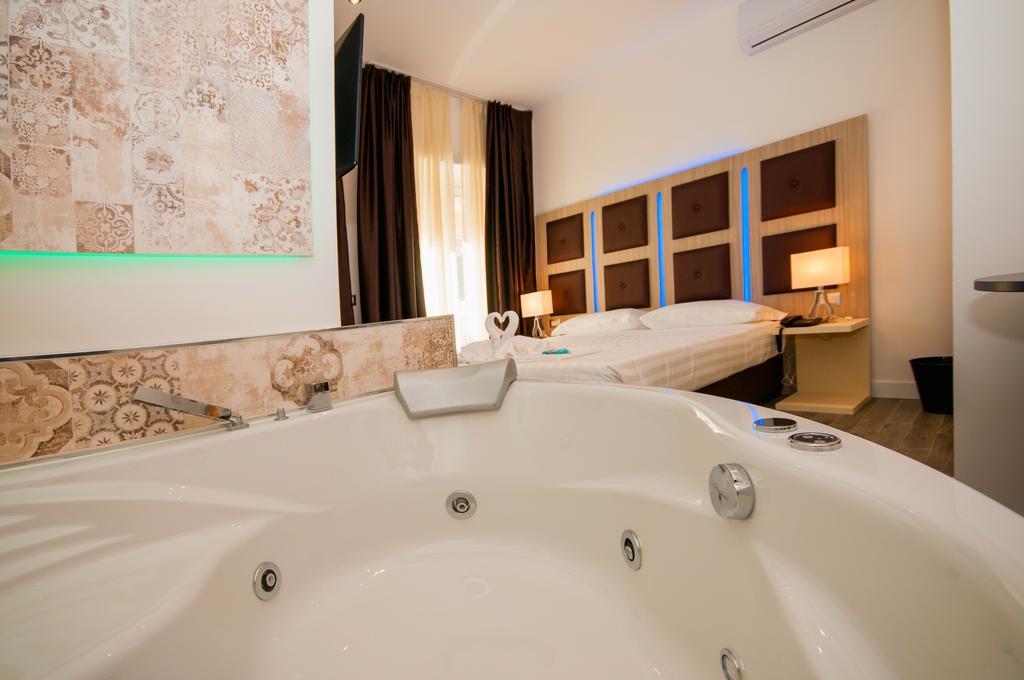 Deluxe Double or Twin Room Spa Bath