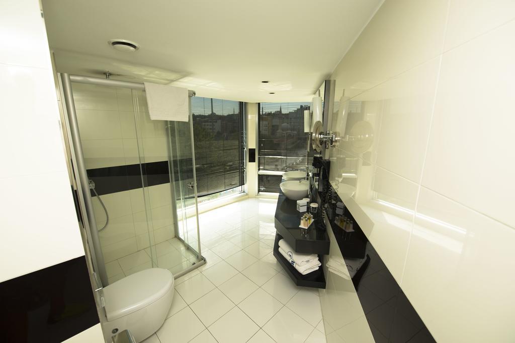 Junior Suite with Partial Sea View