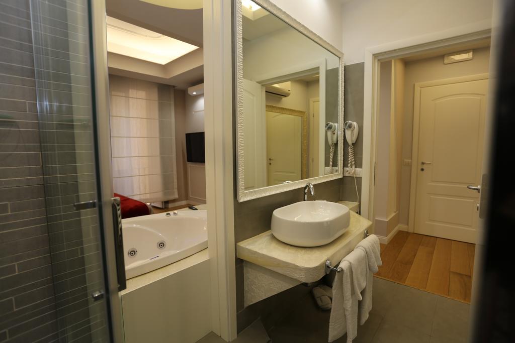 Deluxe Double Room Bath