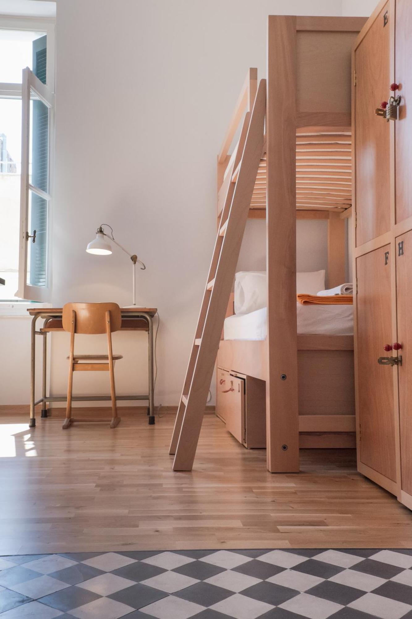 Single Bed 6-Bed Female Dormitory Room