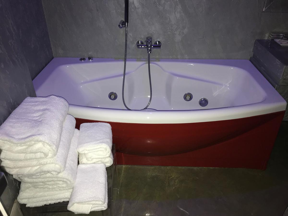 Junior Suite Spa Bath City View