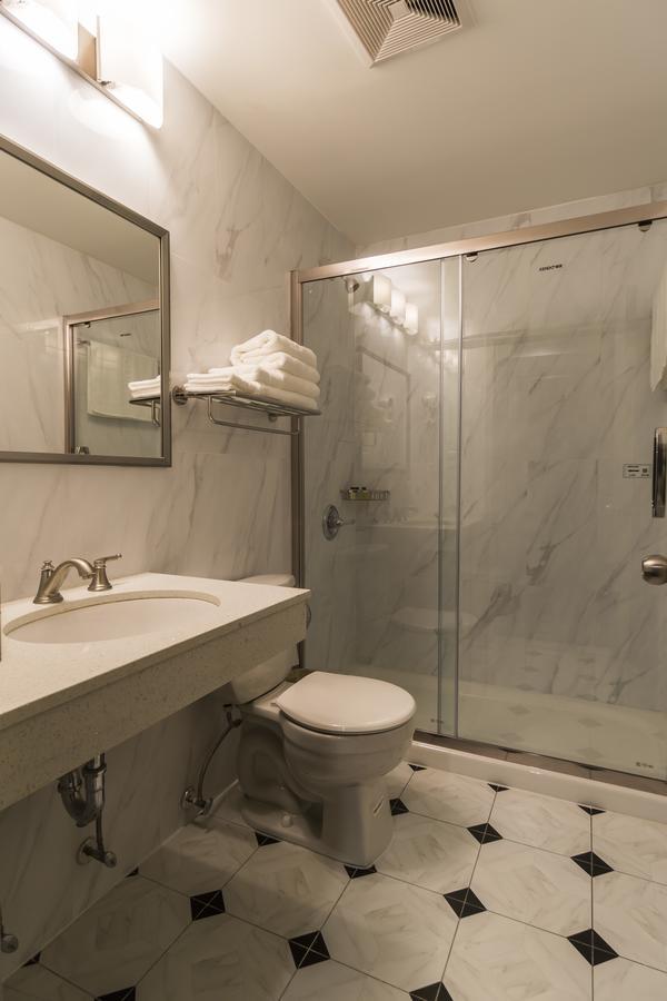 Deluxe Queen Suite