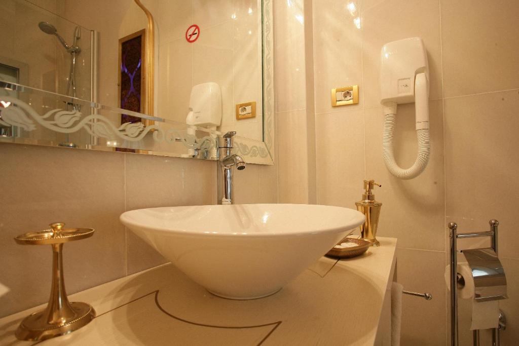 One-Bedroom Suite with Sea View
