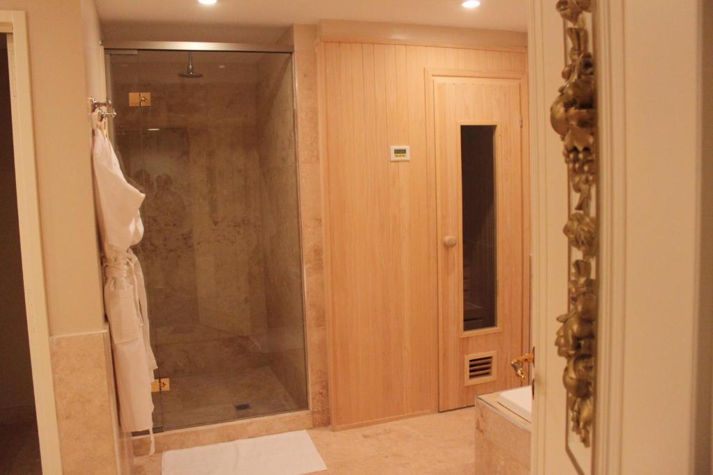 Executive Deluxe Suite