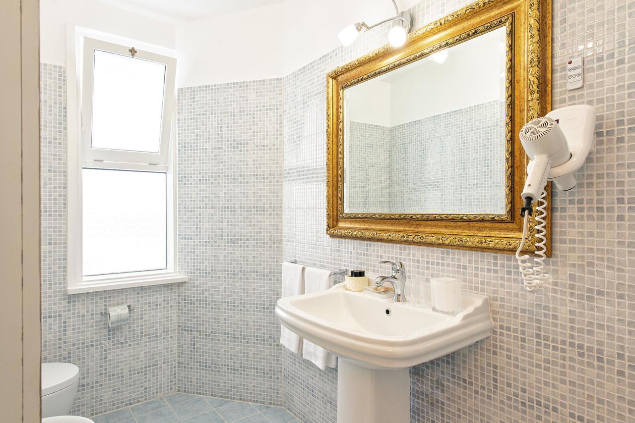 Double or Twin Room Private Bathroom