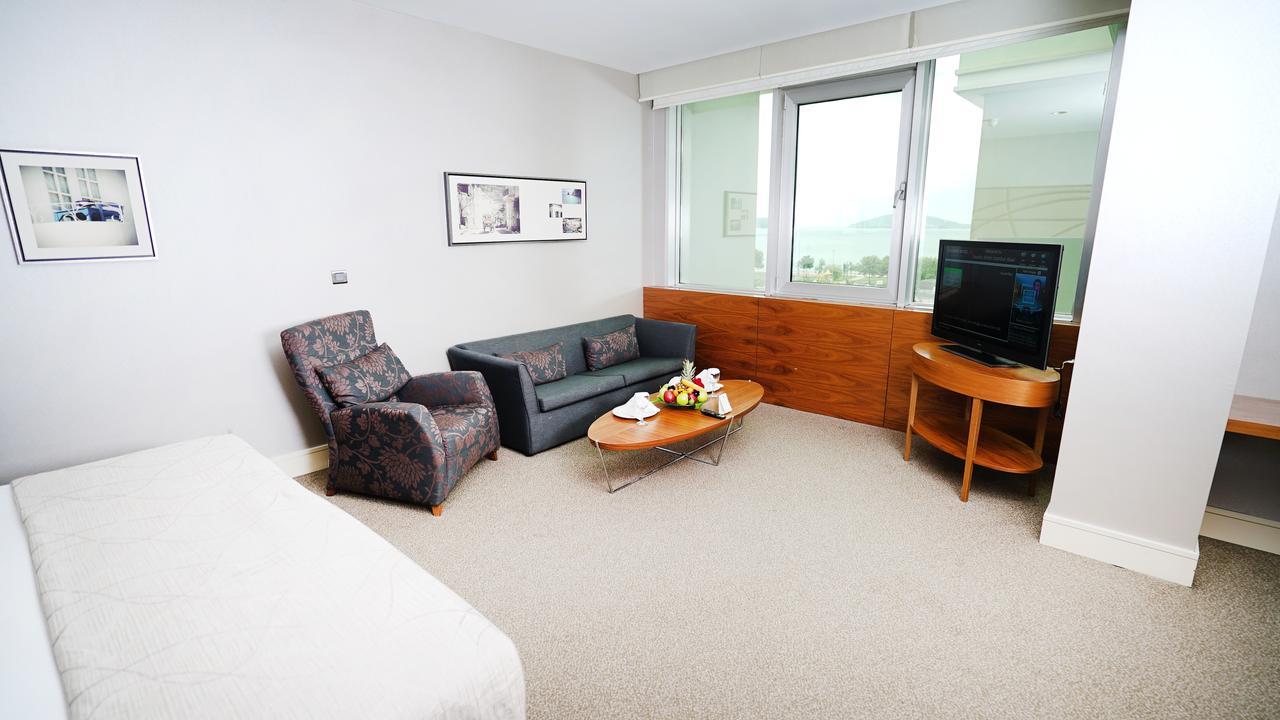 Corner Deluxe Double Room with Partial Sea View