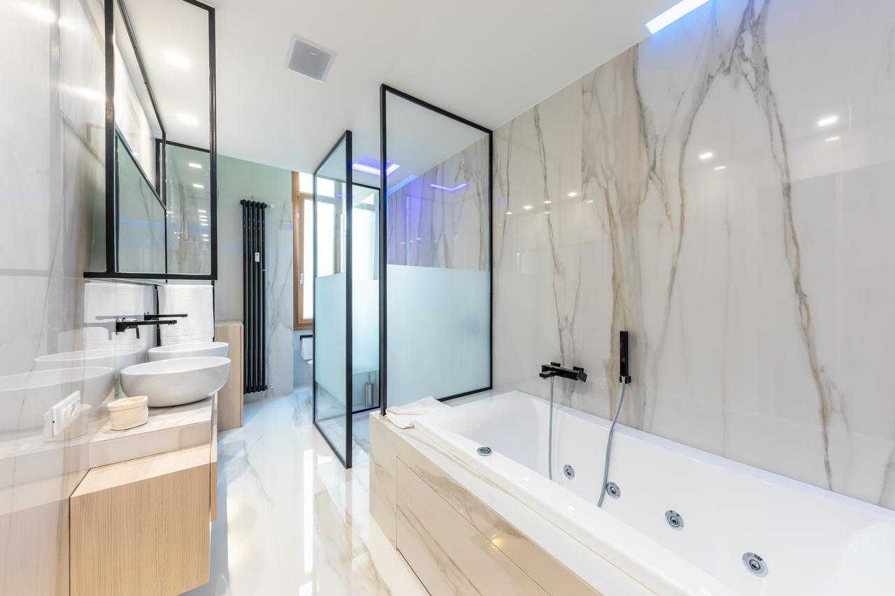 King Suite Spa Bath