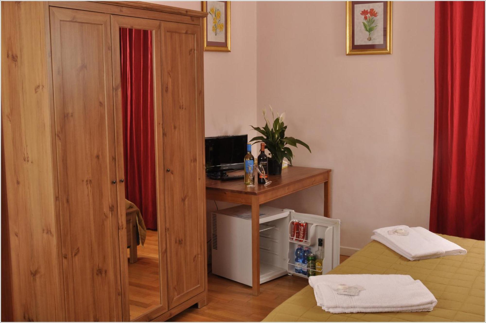 Double or Twin Room Private Internal Bathroom