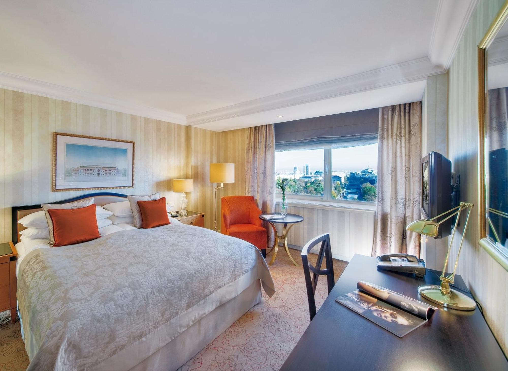 Classic Club Room 1 King Bed