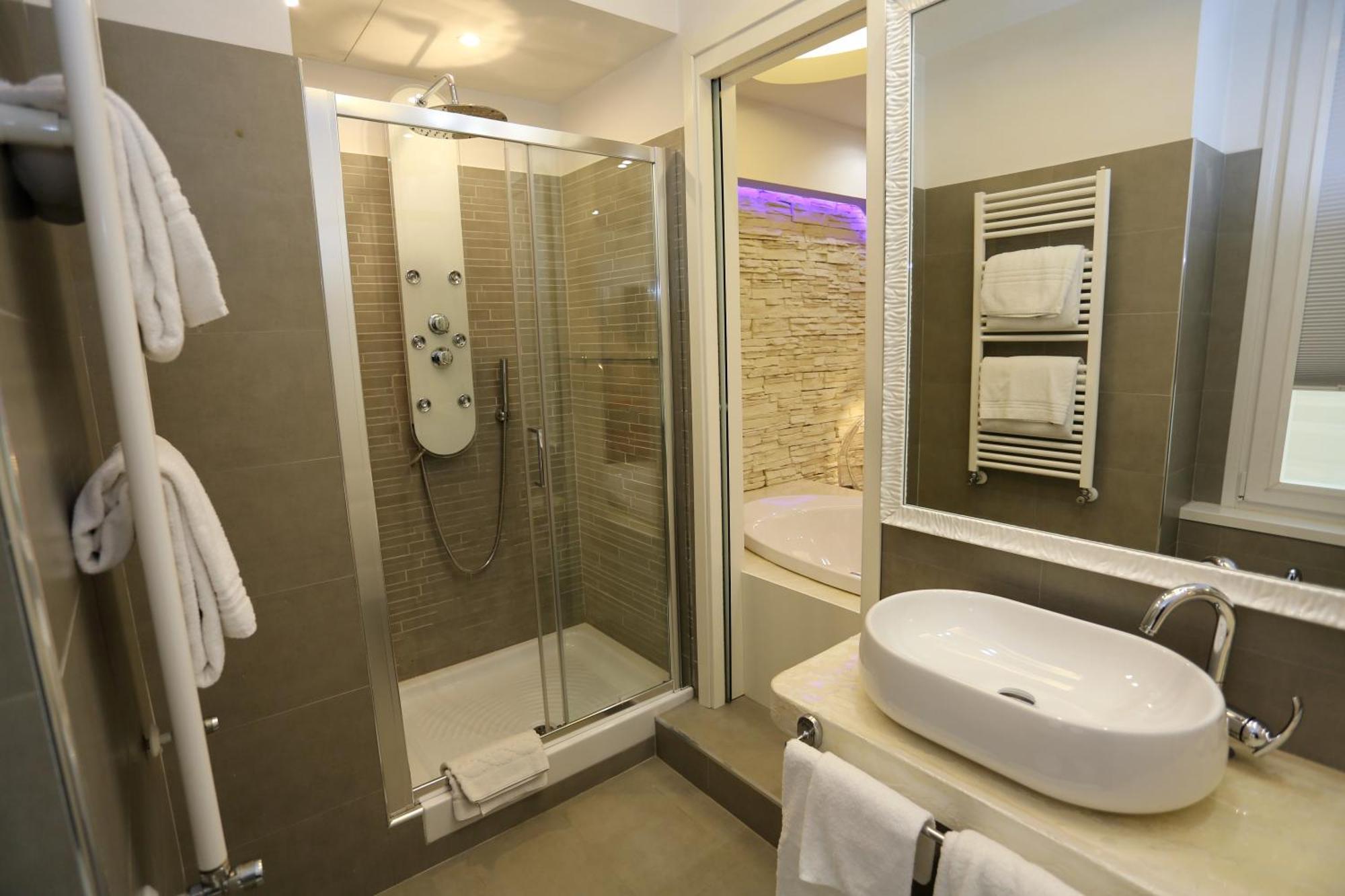 Deluxe Double Room Bath