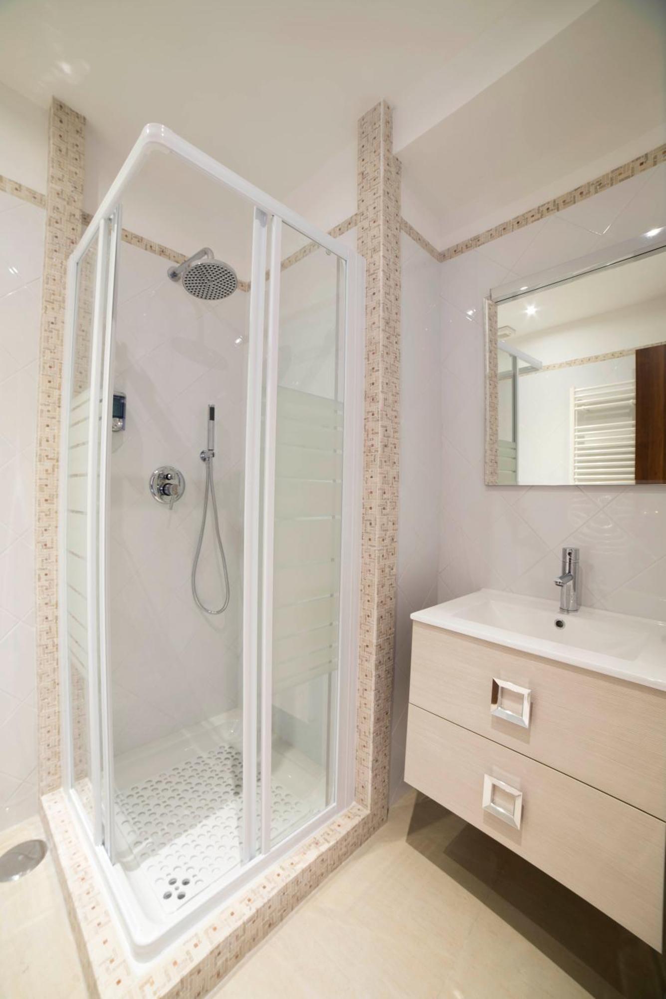Standard Double Room Shower