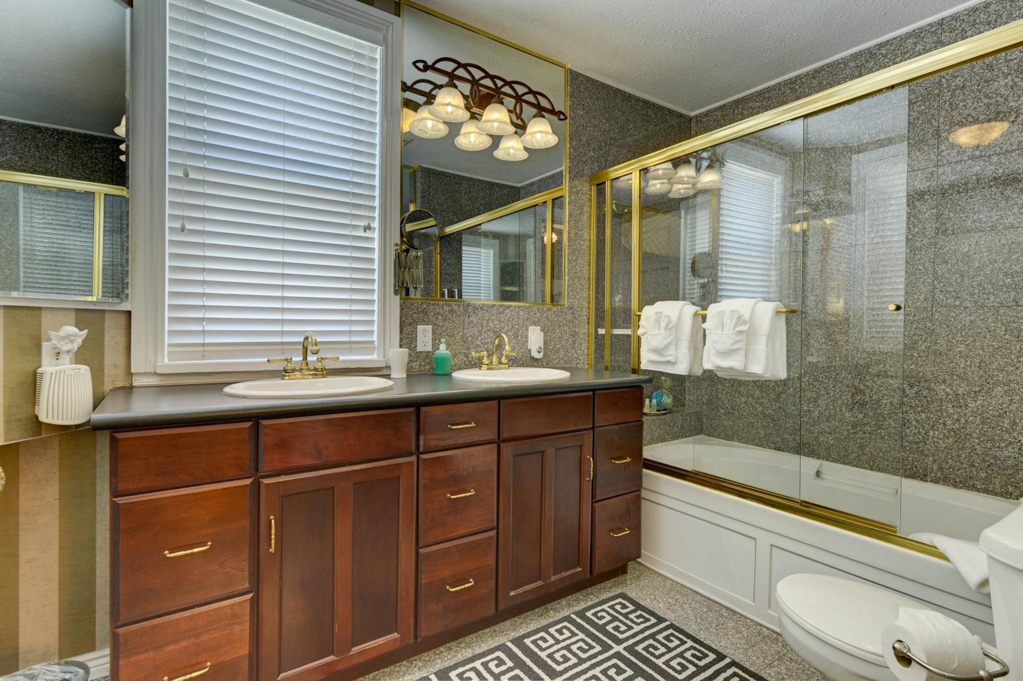 Queen Room Spa Bath