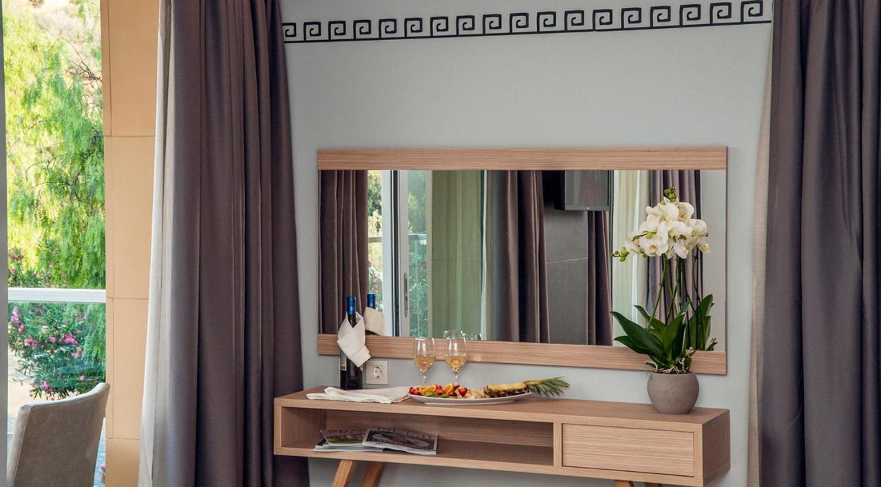 Acropolis Corner Suite Balcony Jetted tub