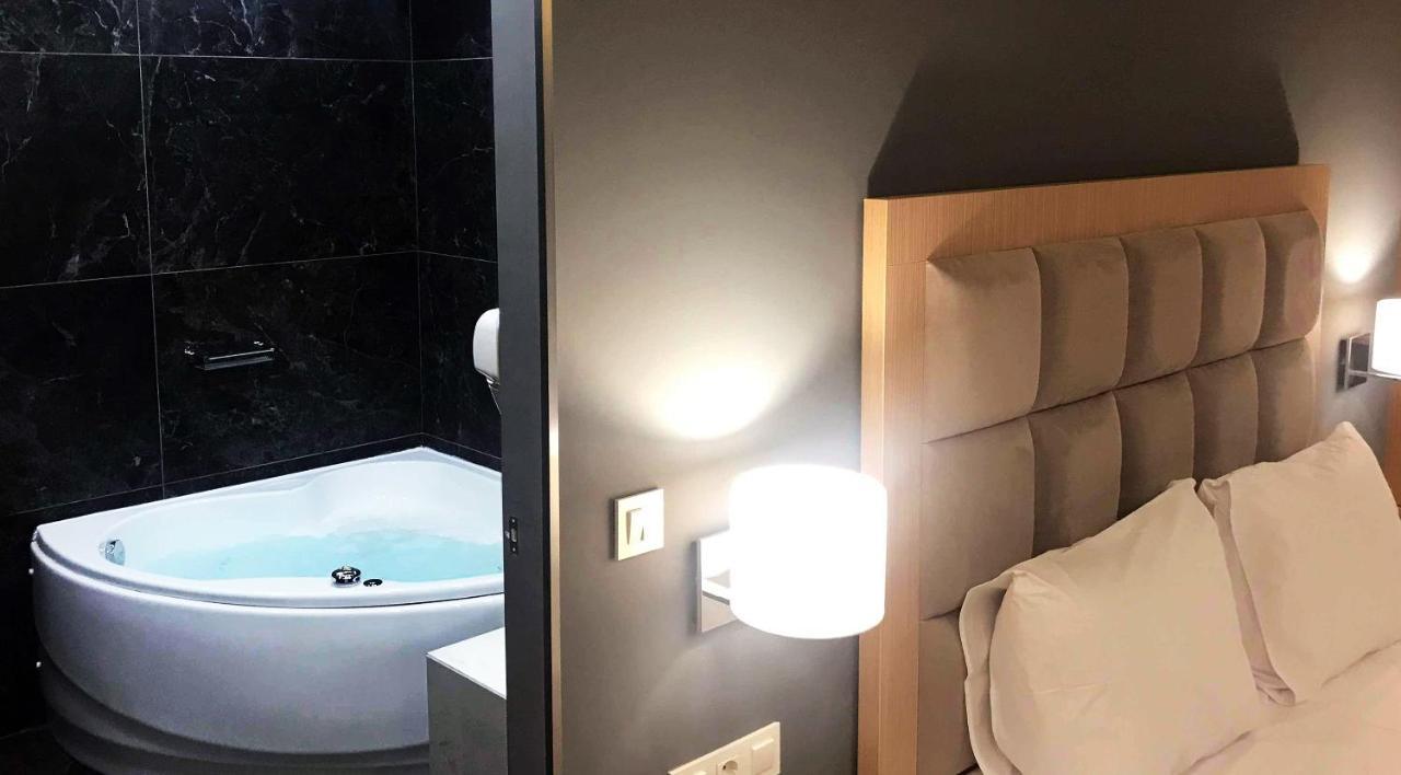 Acropolis Corner Suite Balcony Jetted tub