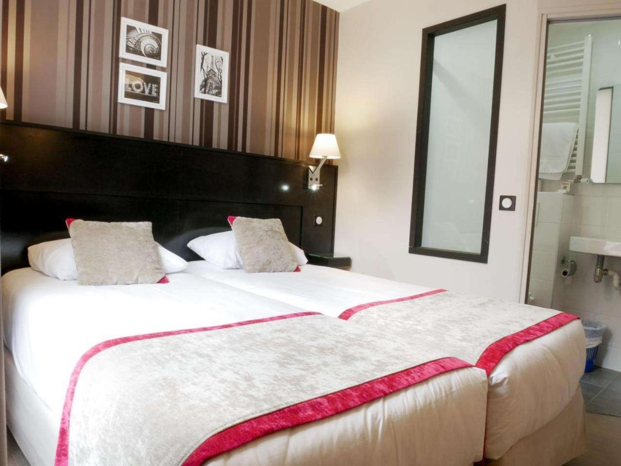Two Adjacent Double Rooms (non communicating)