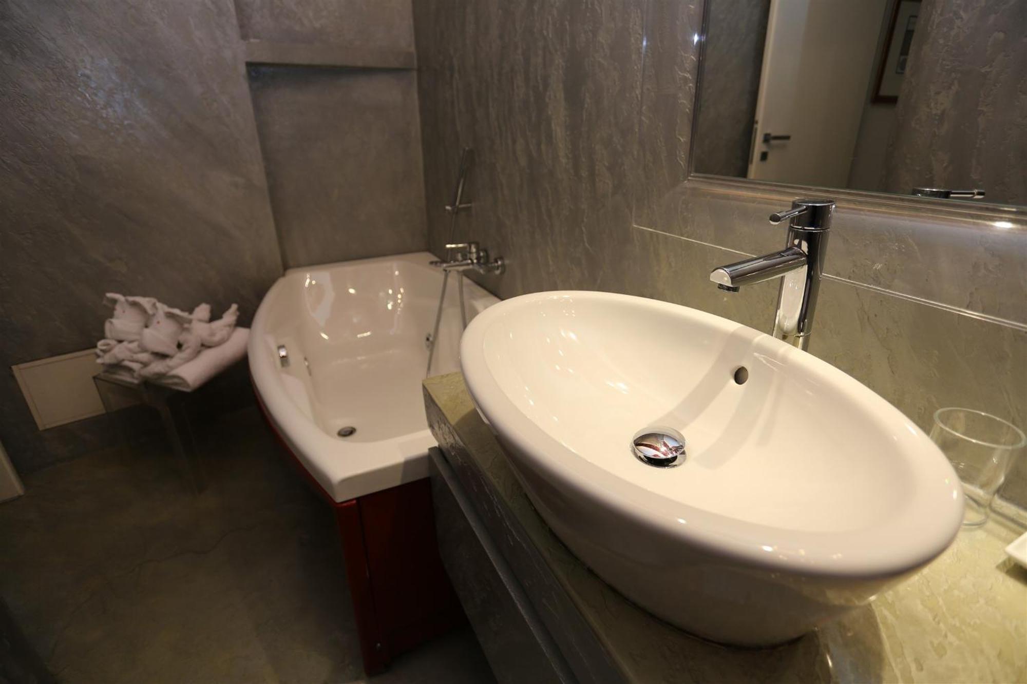 Junior Suite Spa Bath City View