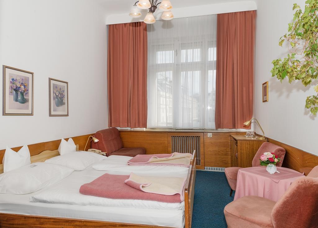Budget Double Room Shared Toilet