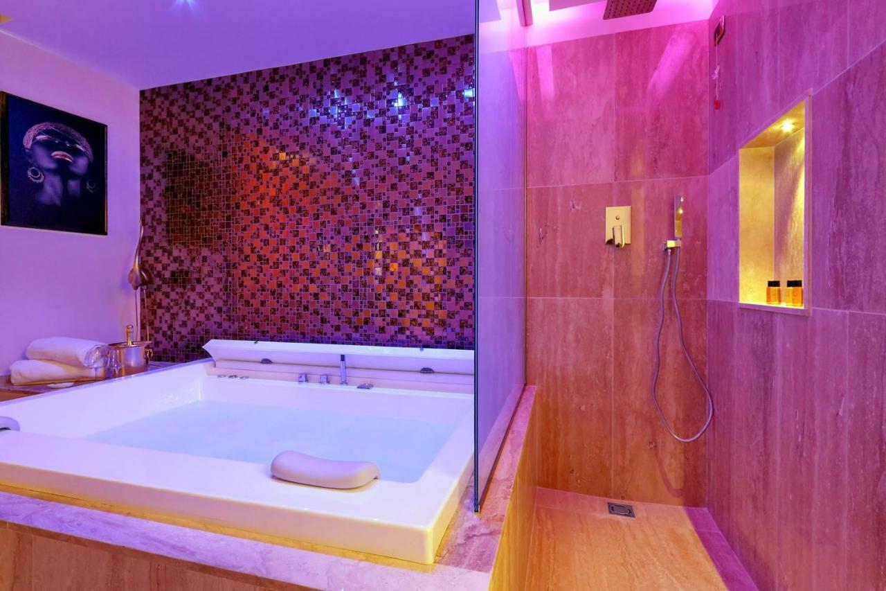 King Suite Spa Bath