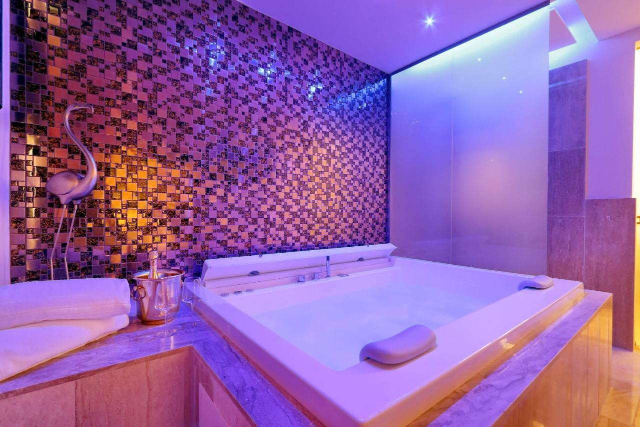 King Suite Spa Bath