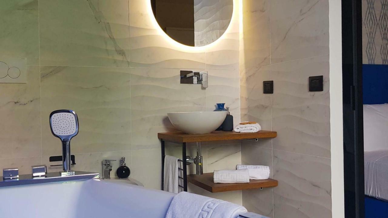 Deluxe Suite Spa Bath