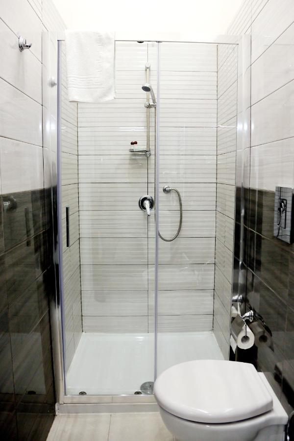 Deluxe Double Room Shower