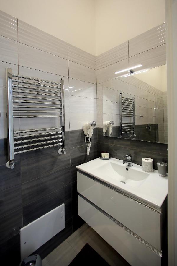 Deluxe Double Room Shower