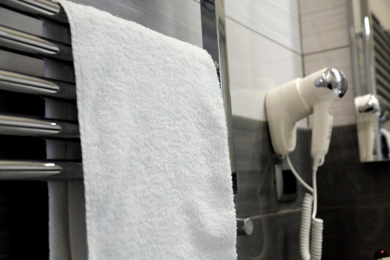 Deluxe Double Room Shower