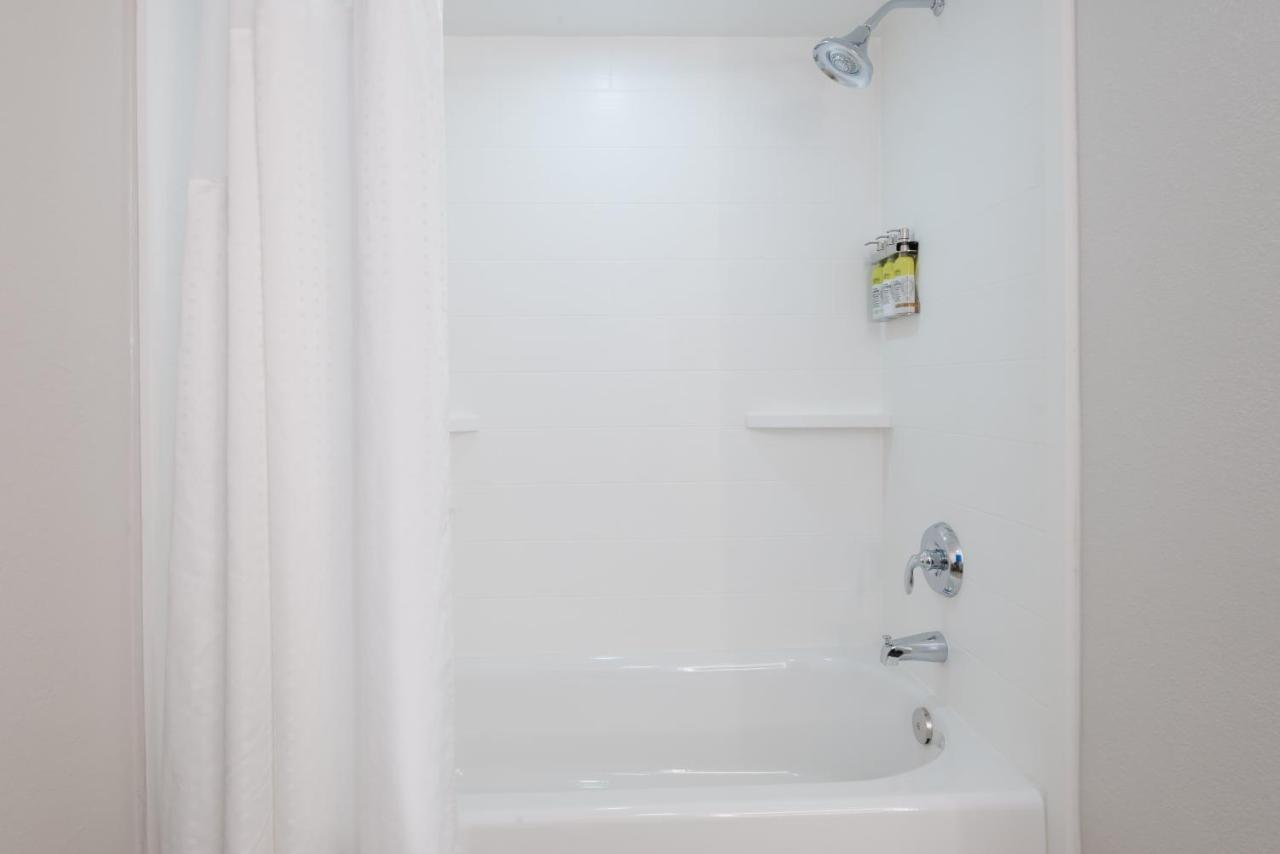 Suite Mobility Access Roll Shower or Non-Smoking,1276524157:JPEG