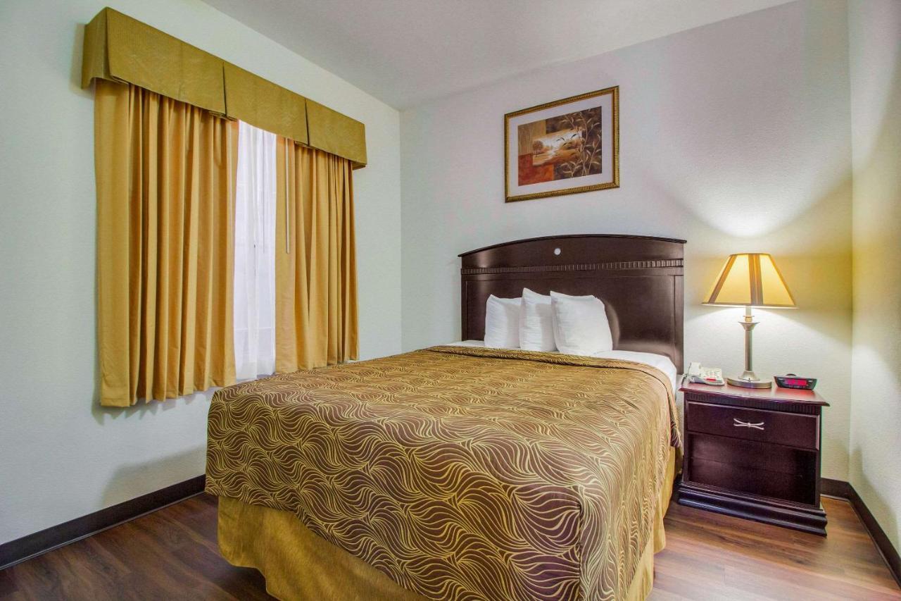 Queen Suite with Sofa Bed - Non-Smoking